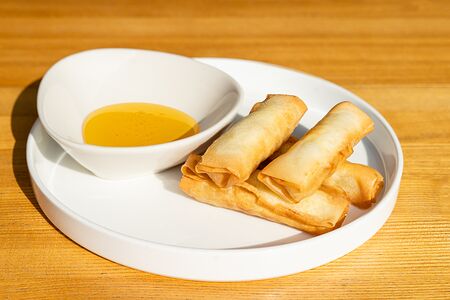 Спринг-ролл с яблоком и корицей