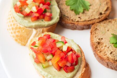 Брускетта с авокадо и овощами