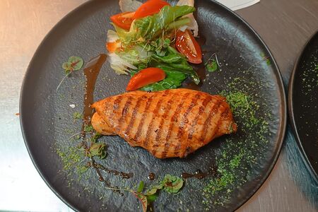 Стейк из куриной грудки с соусом цезарь