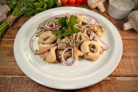 Грузди соленые с чесночным соусом