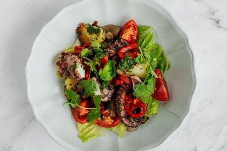 Салат с теплым картофелем, осьминогом и маслятами