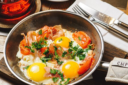 Яичница из трех яиц с тамбовским окороком и томатами