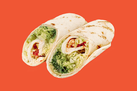 Ролл с курицей, песто и овощами