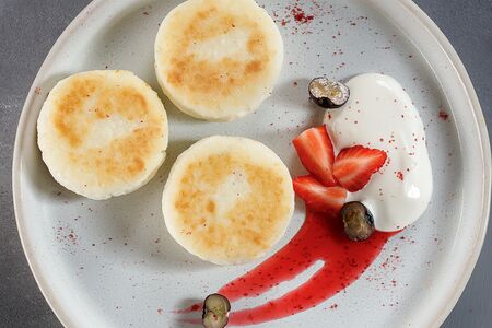 Сырники без глютена с ягодами