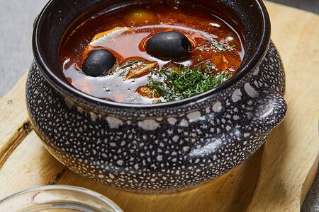 Домашняя солянка с лимоном и каперсами