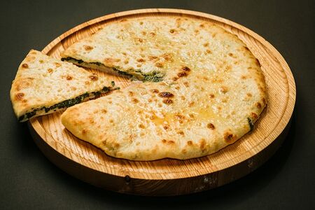 Пирог со шпинатом и осетинским сыром, средний