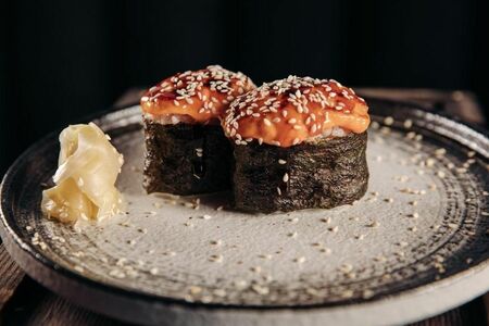 Суши с запеченным лососем