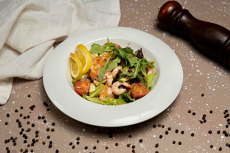 Салат с креветками, авокадо и семгой