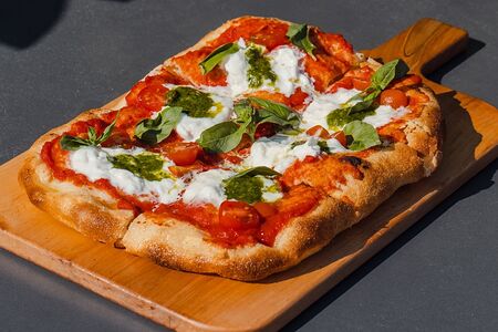 Пицца Страчателла, томаты и песто