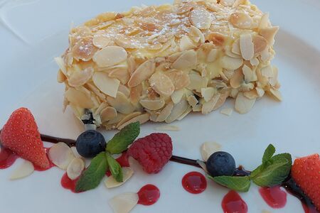 Миндальное безе с черносливом