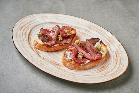 Брускетта с ростбифом и сырным муссом