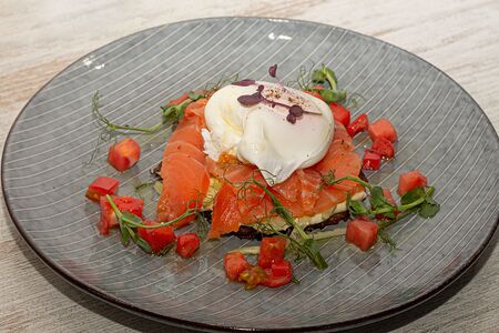 Драник с лососем и яйцом пашот