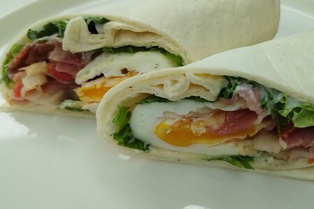 Ролл с яйцом и беконом