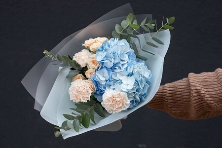 Букет цветов из пышной гортензии, гвоздик и роз