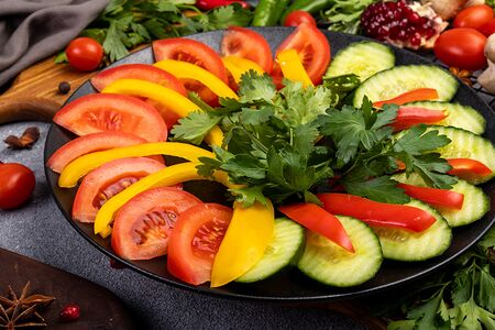 Тарелка свежих овощей