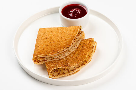 Блины с клубникой