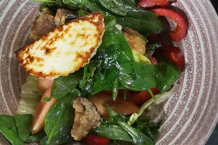 Овощной салат с баклажаном и жареным сыром