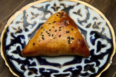 Самса из слоеного теста с бараниной