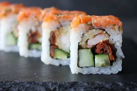 Ролл с копченым лососем спайси