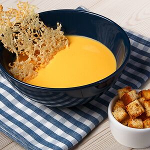 Суп Чеддер с гренками бриошь