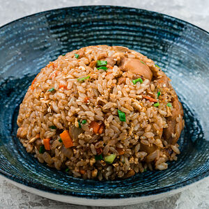 Жареный рис с курицей чар си