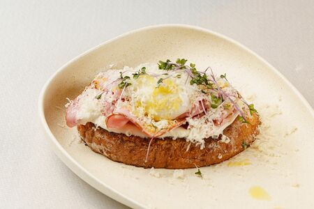 Брускетта с мортаделлой и яйцом пашот