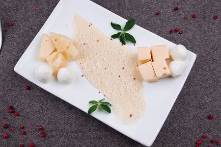 Сырные канапе с пеной из медового бербланда