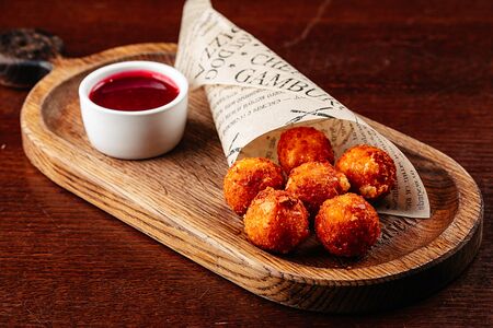 Жареные сырные шарики с соусом