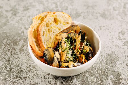 Мидии в соусе том ям