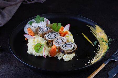 Рулет из сибаса с креветками