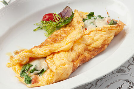 Омлет с томатами, сыром сулугуни и кинзой