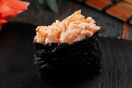 Гункан с креветкой и соусом спайс