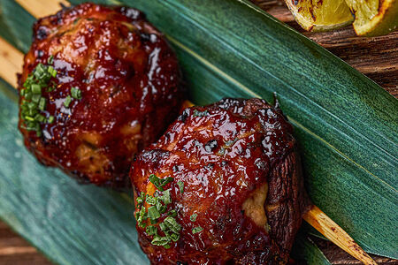 Грибы шиитаке, фаршированные курицей