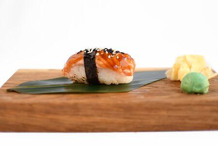 Суши с острым обожжённым лососем