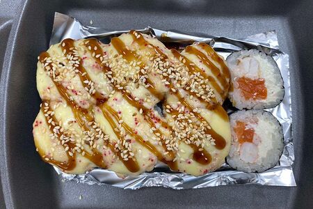 Запеченные тигровые креветки с лососем