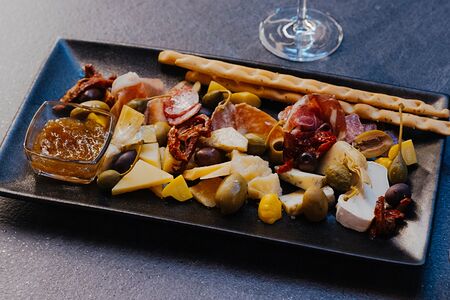 Антипасти: мясные деликатесы, сыры, вяленые томаты, оливки каламата, каперсы, артишок