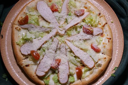 Пицца Цезарь с куриным филе