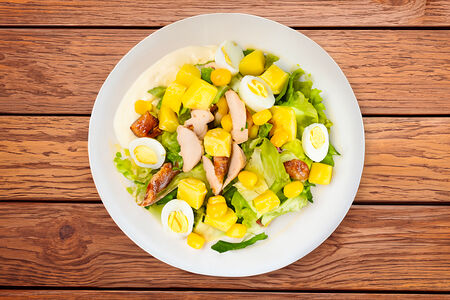 Салат с курицей и ананасами