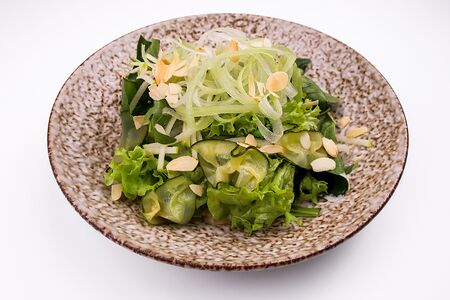 Зеленый салат с яблоком и ореховым соусом