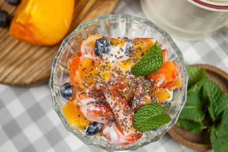 Фруктовый салат с медом и греческим йогуртом