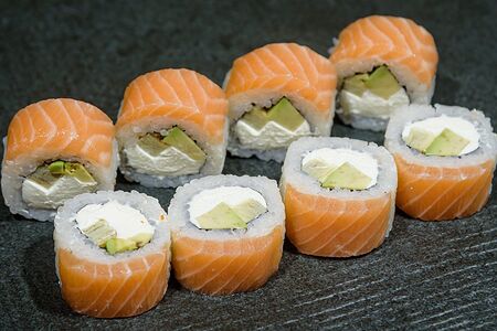 Moon-ролл с авокадо