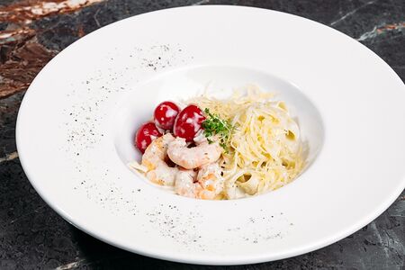 Паста с креветками, томатами и базиликом
