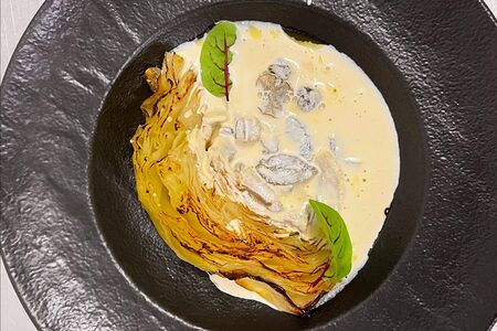 Запечённая капуста с лесными грибами и кисло-сливочный соус