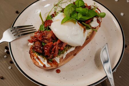 Брускетта с вялеными томатами