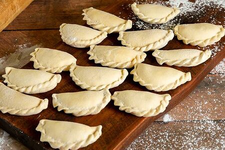 Вареники с яблоком и корицей