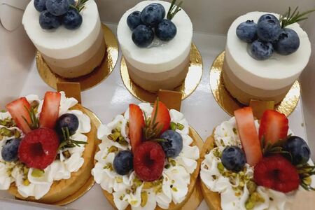 Сет пирожных три шоколада с тарталеткой