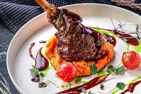 Ножка ягненка с пюре (картофель, морковь, соль) в соусе порто