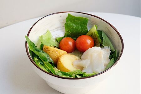 Салат с копченым палтусом и соусом айоли-розмарин