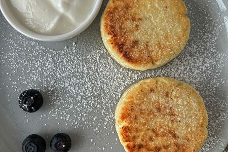 Сырники с сахарной пудрой и сметаной