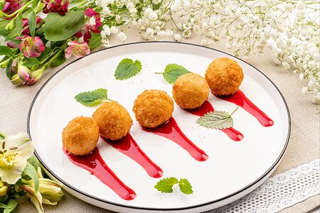 Хрустящий сыр с брусничным соусом